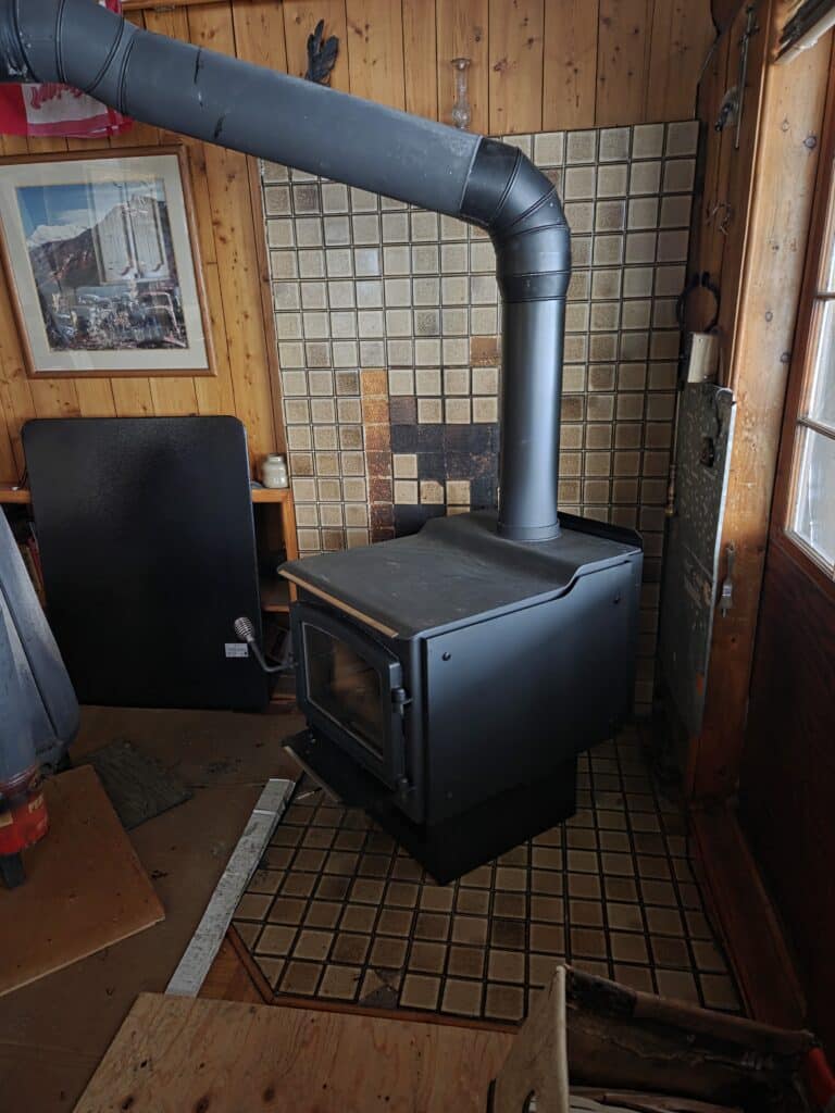 Und schon steht der Neue an Ort und Stelle. Die Ofenrohre sind verbunden.