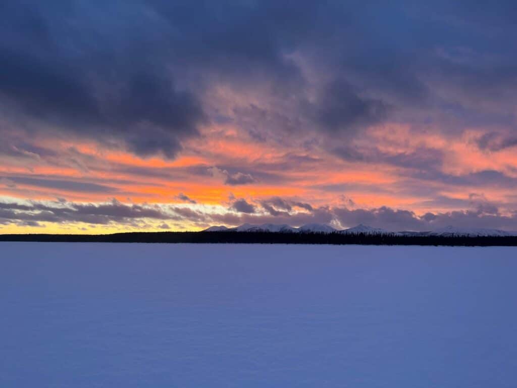 Hügelkette westlich vom Rosie Lake im Abendorange