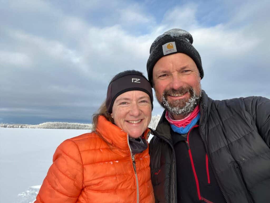 Zwei glückliche Schneeschuhläufer